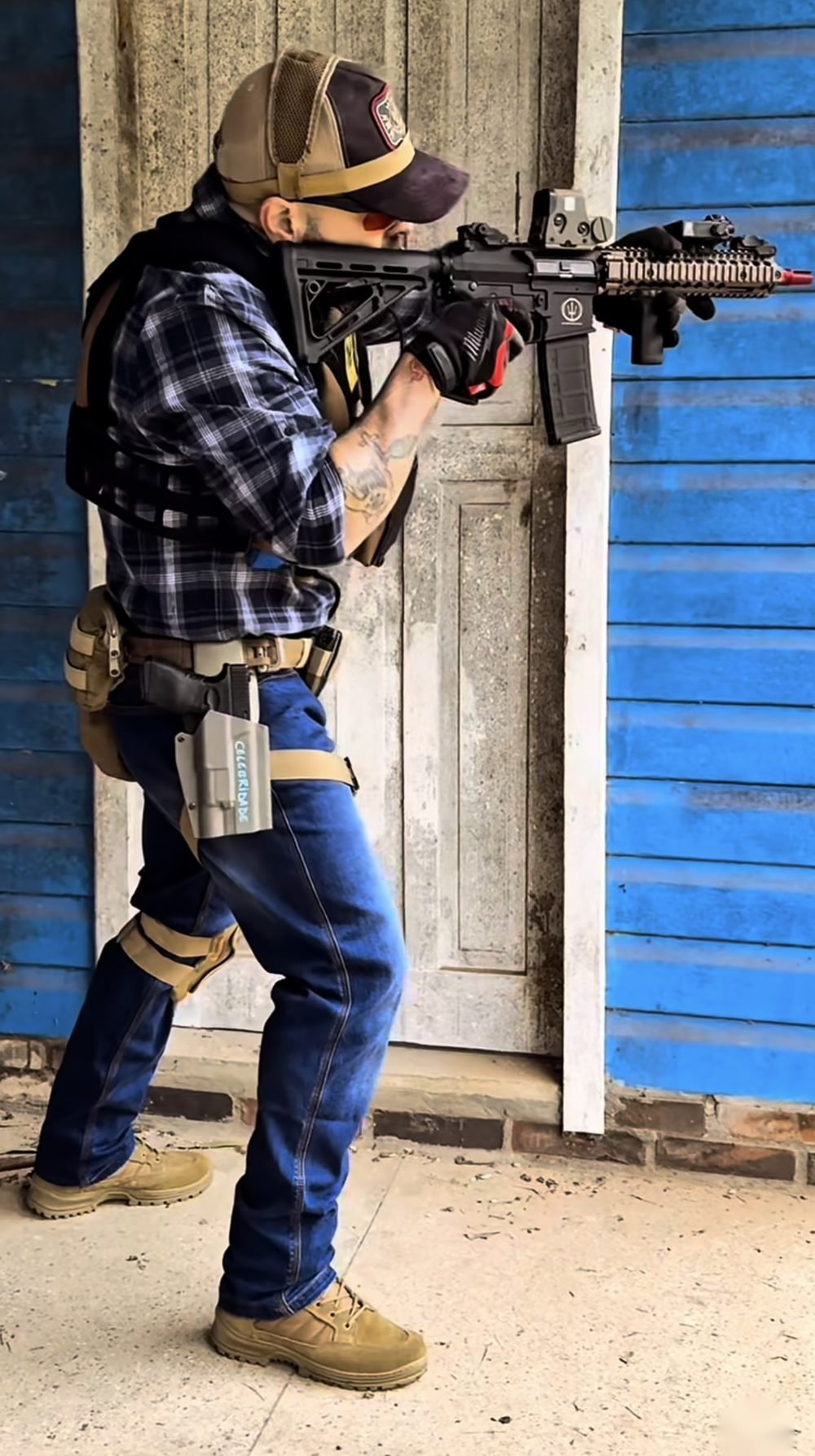 Bagé com calça jeans Trooper e bota Interceptor da INVICTUS