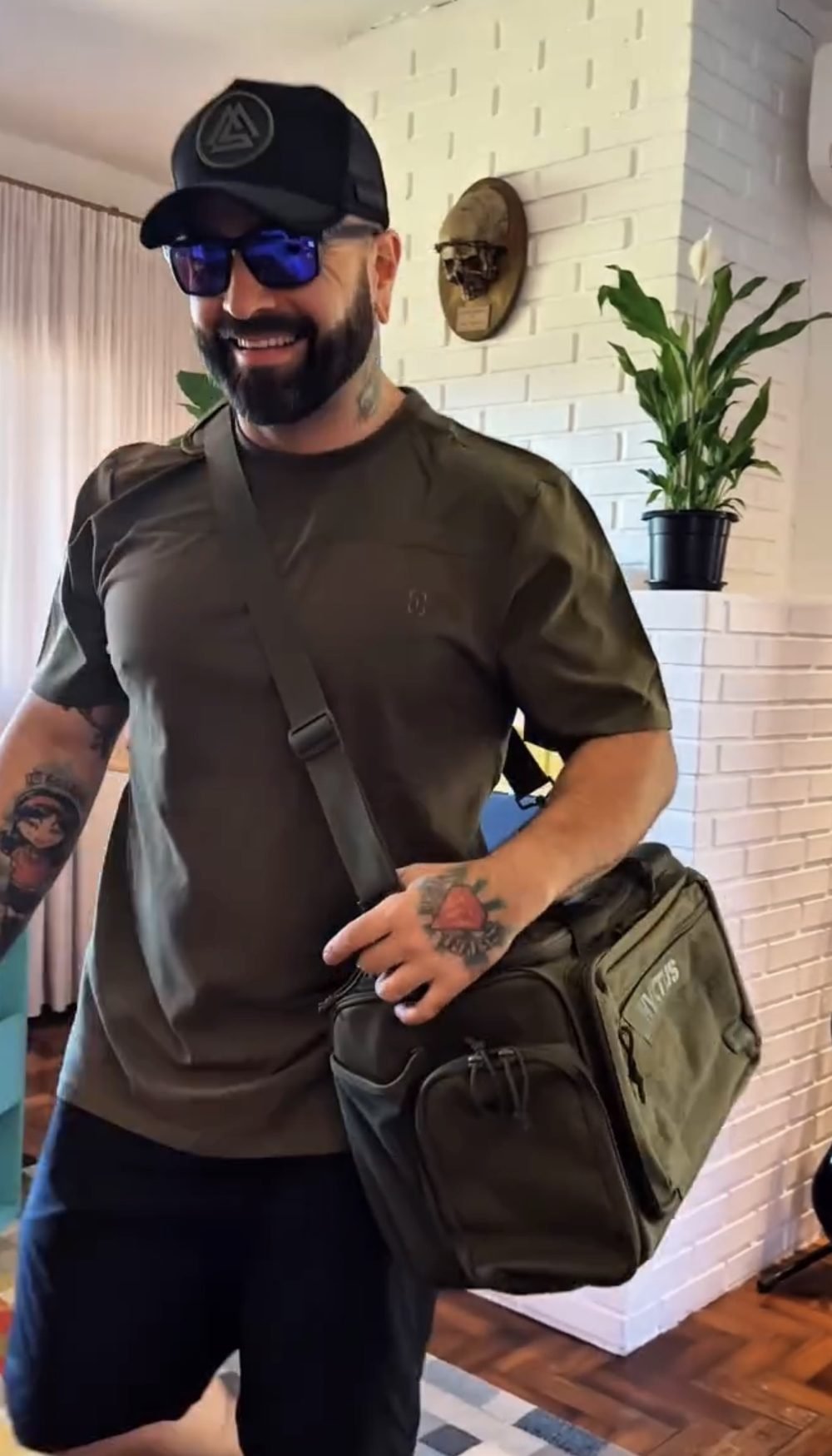 Bagé com camiseta Infantry Relief verde e Mala Arsenal da INVICTUS