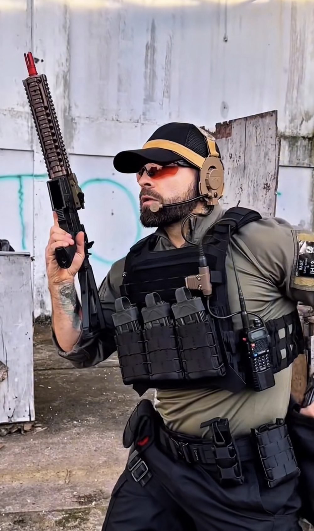 Gustavo Bagé com o Plate Carrier Ares e o cinto de combate da INVICTUS