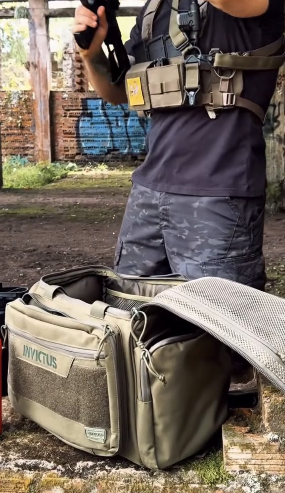 Bagé com camiseta Infantry Relief preta, bermuda e Mala Arsenal da INVICTUS